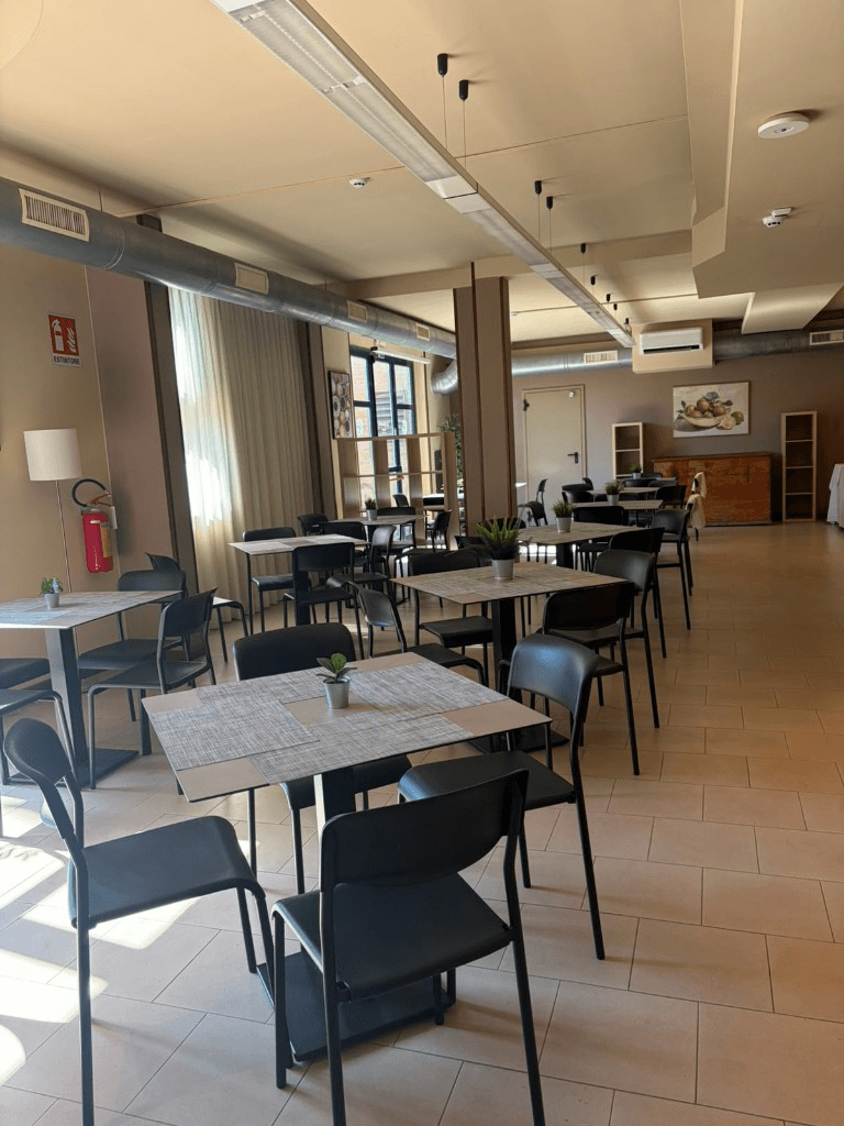 Sala colazione con tavoli e postazione buffet